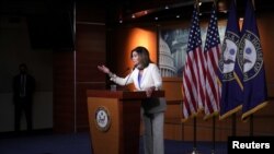 La presidente de la Cámara de Representantes de Estados Unidos, Nancy Pelosi, habla durante su conferencia de prensa semanal en el Capitolio en Washington, el 16 de julio de 2020.