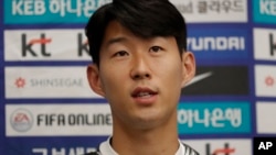 한국 축구 국가대표팀 손홍민 선수가 평양에서 벌어진 남북한 월드컵 예선전에 관해 인터뷰하고 있다.
