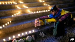 На фото - акція пам'яті вбитих Росією українських дітей у м. Порту, Португалія. AP Photo/Armando Franca