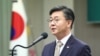 홍용표 한국 통일부장관이 31일 서울 중구 프레스센터에서 열린 북한이탈주민학회 10주년 기념 학술대회 '탈북자 3만시대 자립적 삶과 통일준비'에서 축사하고 있다. 