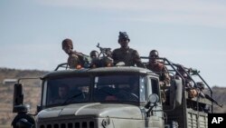 Wanajeshi wa serikali ya Ethiopia wakipanda nyuma ya lori kwenye barabara karibu na Agula, kaskazini mwa Mekele, katika eneo la Tigray kaskazini mwa Ethiopia mnamo Mei 8.AP