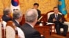 지난 21일 문재인 한국 대통령(오른쪽)이 청와대에서 미국 상원 외교위원회 동아태소위 에드워드 마키 단장 등 대표단을 만나 얘기를 나누고 있다.