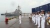 美国海军太平洋舰队的“阿利·伯克”级导弹驱逐舰“本福德”号（USS Benfold DDG-65）2016年8月8日访问中国北海舰队青岛军港。中国军乐队奏乐。