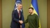 Генеральный секретарь НАТО Йенс Столтенберг (слева) пожимает руку президенту Украины Владимиру Зеленскому (справа). Фотография предоставлена пресс-службой президента Украины, Киев, 29 апреля 2024 г. 