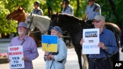 Проукраїнські активісти у центрі Осло, Норвегія. Фото: AP/Sergei Gritsс