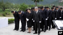 현정은 현대그룹 회장과 현대아산 임직원들이 지난 2014년 8월 금강산에서 북측 관계자 20여명과 함께 고 정몽헌 회장 추모식을 하고 있다. 