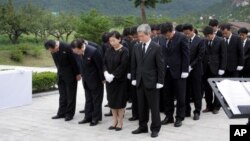 지난 2014년 8월 현정은 현대그룹 회장과 조건식 사장 및 현대아산 임직원들이 금강산 현지에서 북측 관계자 20여 명과 함께 고(故) 정몽헌 회장 11주기 추모식을 하고 있다. (자료사진)