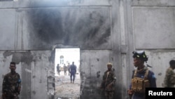 Maafisa wa usalama wa Somalia wakisimama nje ya ofisi ya Meya wa Mogadishu iliyoshambuliwa na Al-Shabab, Januari 22, 2023. Picha ya Reuters