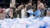2020年3月30日美国空军国民警卫队成员在芝加哥麦考密会议中心搬运医疗设备