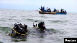 Des policiers ougandais recherchent des survivants après un naufrage sur le lac Albert, à Kampala, Ouganda, 23 mars 2014.