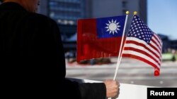台湾总统蔡英文2017年1月过境加州时，一个人手握美国国旗和台湾青天白日满地红旗，对蔡英文和台湾表示支持(资料照)