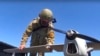 На цьому відеокадрі з відео пресслужби Міноборони Росії 8 серпня 2022 року, видно, як російський військовослужбовець готує до запуску розвідувальний безпілотник "Орлан-10". (Фото пресслужби Міноборони РФ через AP)