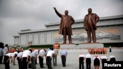 북한의 전승절인 지난 7월 27일 북한 주민들이 만수대 언덕에서 김일성ㆍ김정일 동상에 참배하고 있다. (자료사진)