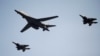 북한의 5차 핵실험에 대응해 출동한 미국의 장거리 전략폭격기 B-1B '랜서' (가운데)가 13일 경기도 평택시 주한미군 오산공군기지 상공을 비행하고 있다.