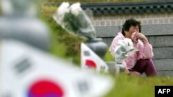 한국 광주 망월동 5·18 묘역에는 1980년 민주화운동 희생자들의 시신이 묻혀있다.