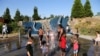Adultos y niños juegan en Jefferson Park durante una ola de calor en Seattle, Washington, EEUU. [Archivo]