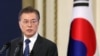 한국의 문재인 대통령이 17일 청와대 영빈관에서 취임 100일 맞이 내외신 기자회견을 진행하고 있다.