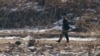 지난해 2월 북한 군이 중국 접경 도시 신의주 압록강변을 순찰하고 있다. 강 너머 중국 단둥에서 촬영한 사진. '북한인권백서 2017’는 북한 김정은 정권이 2015년 하반기 이후부터 중국과 국경지역 통제를 강화했다고 밝혔다. 