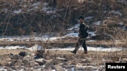 지난해 2월 북한 군이 중국 접경 도시 신의주 압록강변을 순찰하고 있다. 강 너머 중국 단둥에서 촬영한 사진. '북한인권백서 2017’는 북한 김정은 정권이 2015년 하반기 이후부터 중국과 국경지역 통제를 강화했다고 밝혔다. 