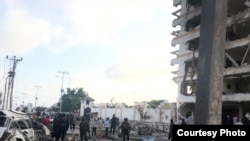 Sebuah bom mobil meledak di luar sebuah Hotel Jazeera di Mogadishu, Somalia, Minggu pagi, 26 Juli 2015. (Foto: Mohamed Moalimuu)