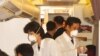 지난 2003년 4월 사스 사태 당시 평양 순안공항에서 북한 의료진이 외국 방문객들의 체온을 확인하고 있다.