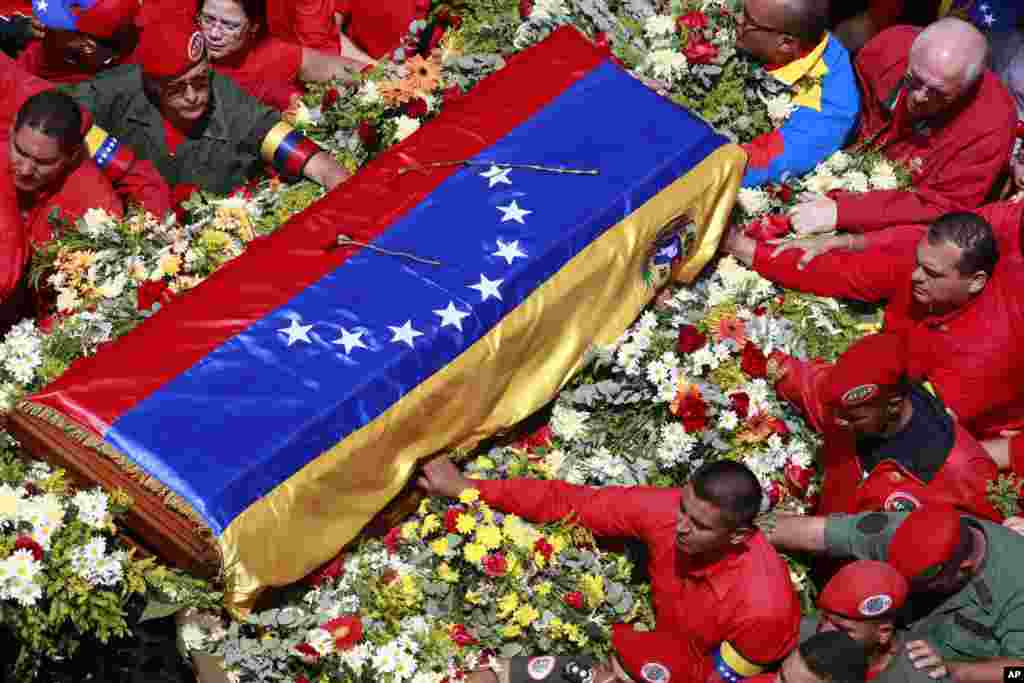 The flag-draped coffin containing the body of Venezuela&#39;s late President Hugo Chavez is taken from the hospital where he died to a military academy in Caracas, March 6, 2013.