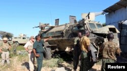 Tentara Uni Afrika memeriksa lokasi ledakan di pinggiran Mogadishu, Somalia (8/9).