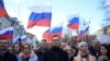 Алексей Навальный с супругой Юлией среди участников акции памяти Бориса Немцова. Москваю 29 февраля 2020. 