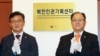 지난해 9월 북한인권기록센터 개소식에서 홍용표 한국 통일부 장관(왼쪽)과 유호열 민주평통 수석부의장이 현판 제막을 마친 뒤 기념촬영을 하고 있다.