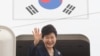 박근혜 한국 대통령이 25일 아프리카 3개국과 프랑스 국빈 방문을 위해 성남 서울공항에서 출국하며 인사하고 있다. 
