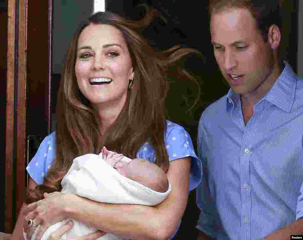 Pangeran Inggris William dan istrinya Catherine, Duchess of Cambridge, bersama bayi mereka di luar Lindo Wing, Rumah Sakit St Mary&#39;s, di pusat London, 23 Juli 2013. 