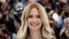 La actriz Kelly Preston, posa en Cannes, Francia, durante el 71 Festival de Cine de Cannes, donde se exhibió su película Gotti. Mayo 15 de 2018.