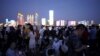 Personas usan mascarilla mientras viajan en un barco por el río Yangtze luego del brote de la enfermedad por coronavirus (COVID-19), en Wuhan, provincia de Hubei, China, el 3 de septiembre de 2020.