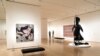 Una persona camina en el interior del museo de arte moderno en Nueva York (MoMA), el 26 de agosto de 2020.