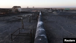 Tank-tank dan pipa yang rusak di pelabuhan minyak Ras Lanuf, Libya (11/1). (Reuters/Esam Omran)