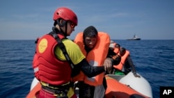 FILE - Ivan Martinez, anggota penyelamat Proactiva Open Arms, dari Spanyol menyelamatkan migran di Laut Tengah. (Foto: dok.)