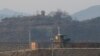 한국 경기도 파주 비무장지대(DMZ)에서 남북 초소가 마주보고 있다. (자료사진)