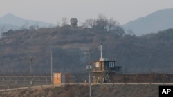 한국 경기도 파주 비무장지대(DMZ)에서 남북 초소가 마주보고 있다. (자료사진)