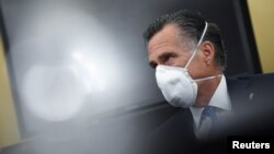 El senador estadounidense Mitt Romney (R-UT) asiste a las audiencias de pequeñas empresas y emprendimiento del Senado para examinar la implementación del Título I de la Ley CARES en el Capitolio en Washington, DC, el 10 de junio de 2020.