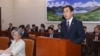조명균 한국 통일부 장관이 10일 국회에서 열린 외교통상통일위원회에서 현안에 관해 보고하고 있다.