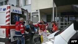 Екстрена евакуація дітей дитячої лікарні в Києві 26 квітня 2024 року. Офіційні особи в столиці України Києві оголосили про евакуацію двох лікарень 26 квітня, побоюючись, що вони можуть стати об’єктами російських ударів. (Фото Сергія ЧУЗАВКОВА / AFP)