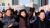 북한이 대륙간탄도미사일(ICBM)인 ‘화성-15형’ 을 발사한 29일 평양 기차역에 설치된 대형스크린을 통해 소식을 접한 북한 주민들이 환호하고 있다.