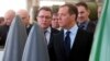 Колишній президент Росії, заступник голови Ради безпеки РФ Дмитро Медведєв неодноразово озвучував ядерні погрози Росії. На фото Медведєв відвідує Конструкторське бюро машинобудування "Радуга" у Підмосков'ї. . (Sputnik/AP)
