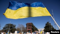 Протест на підтримку України перед офісом ООН у Женеві, Швейцарія, після початку повномасштабного вторгнення Росії, 26 лютого 2022 року. (Фото: REUTERS/Pierre Albouy)