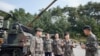 박근혜 한국 대통령(오른쪽 2번째)이 24일 미한 을지프리덤가디언(UFG) 연합훈련을 하는 중부전선 전방 군단을 방문했다.