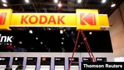 Un trabajador limpia el sitio de Kodak en el Centro de Convención de Las Vegas, en preparación para la feria CES 2019, en Las Vegas, Nevada, el 6 de enero de 2019.
